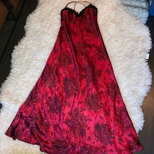 La vie en rose nightgown in black and red satin/lace